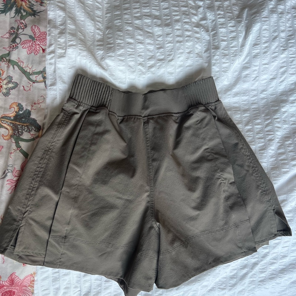 Lululemon stretch woven relaxed fit HR short 4”